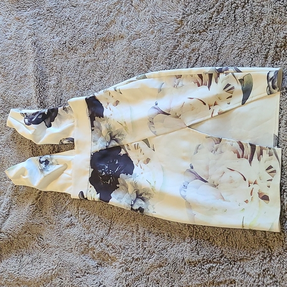Like New! Tiger Mist Floral Plunge Dress - Picture 10 of 11